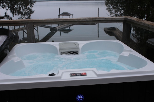 New hottub with great views of the sunset!