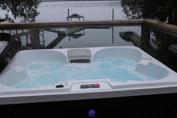 Outdoor spa tub - Charming Cabin on Sproat  Lake Hottub /Romantic getaway for Couples (Port Alberni)