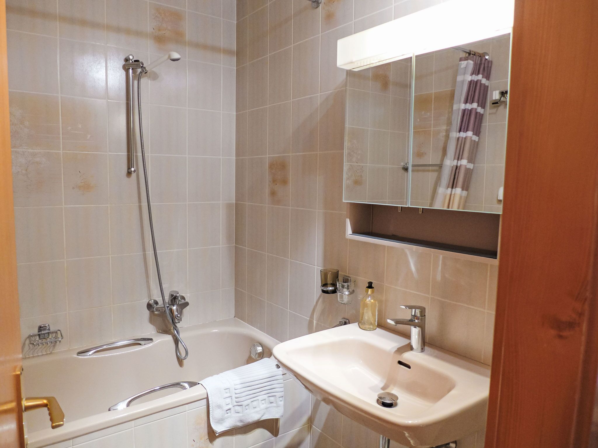 Une salle de bain avec une baignoire, un lavabo et une douche.