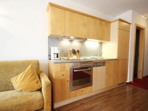 Fridge, oven, dishwasher, cookware/dishes/utensils
