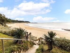 Una playa cerca