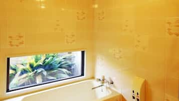 Baignoire et douche séparées, articles de toilette gratuits