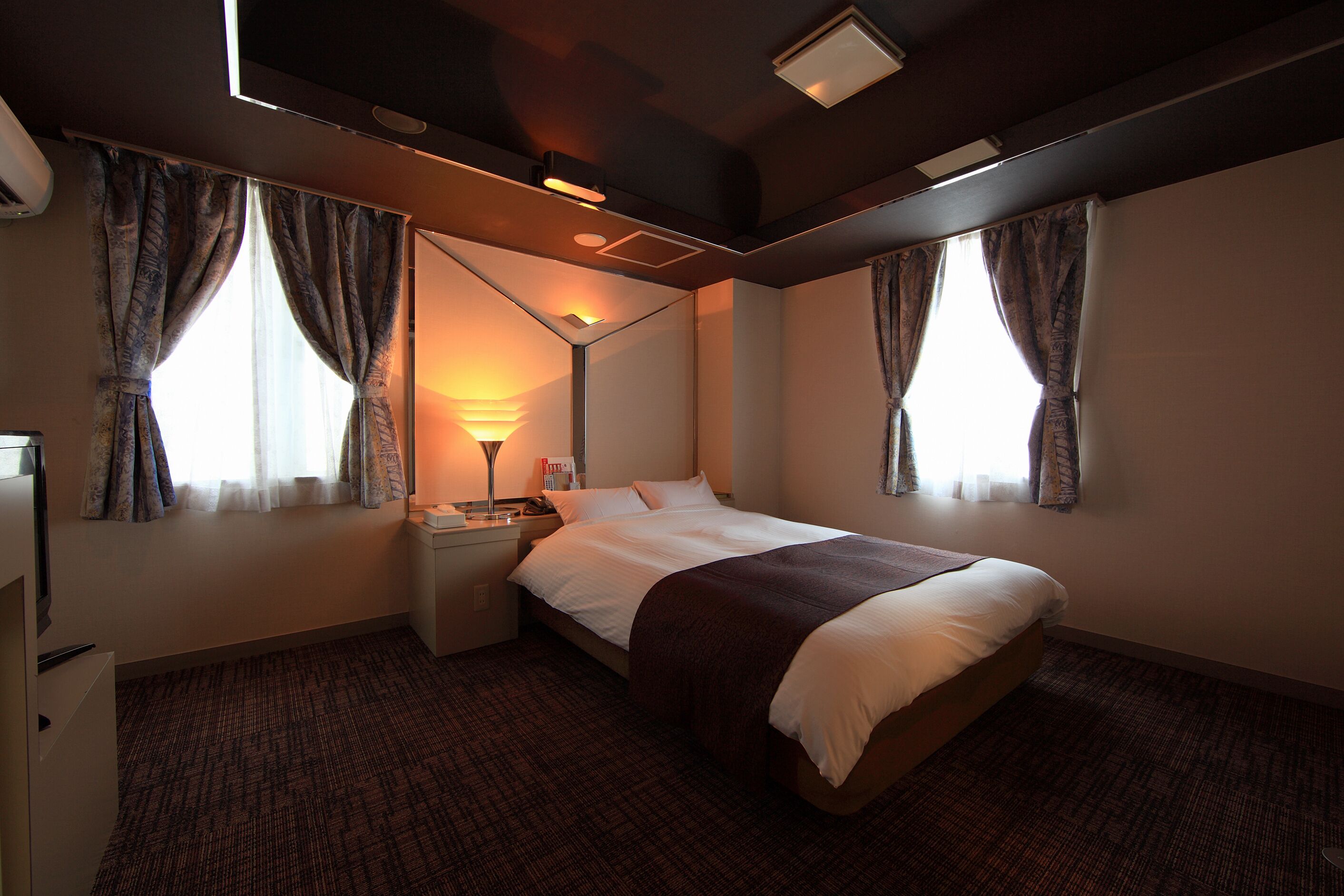 double room (b), non smoking | in-room safe, desk, laptop workspace, iron/ironing board