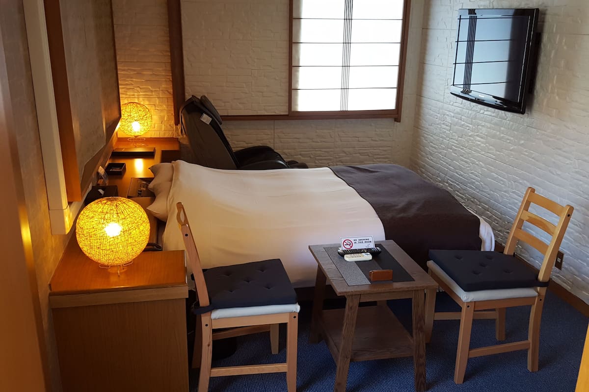 房內夾萬、書桌、手提電腦工作空間、熨斗/熨衫板