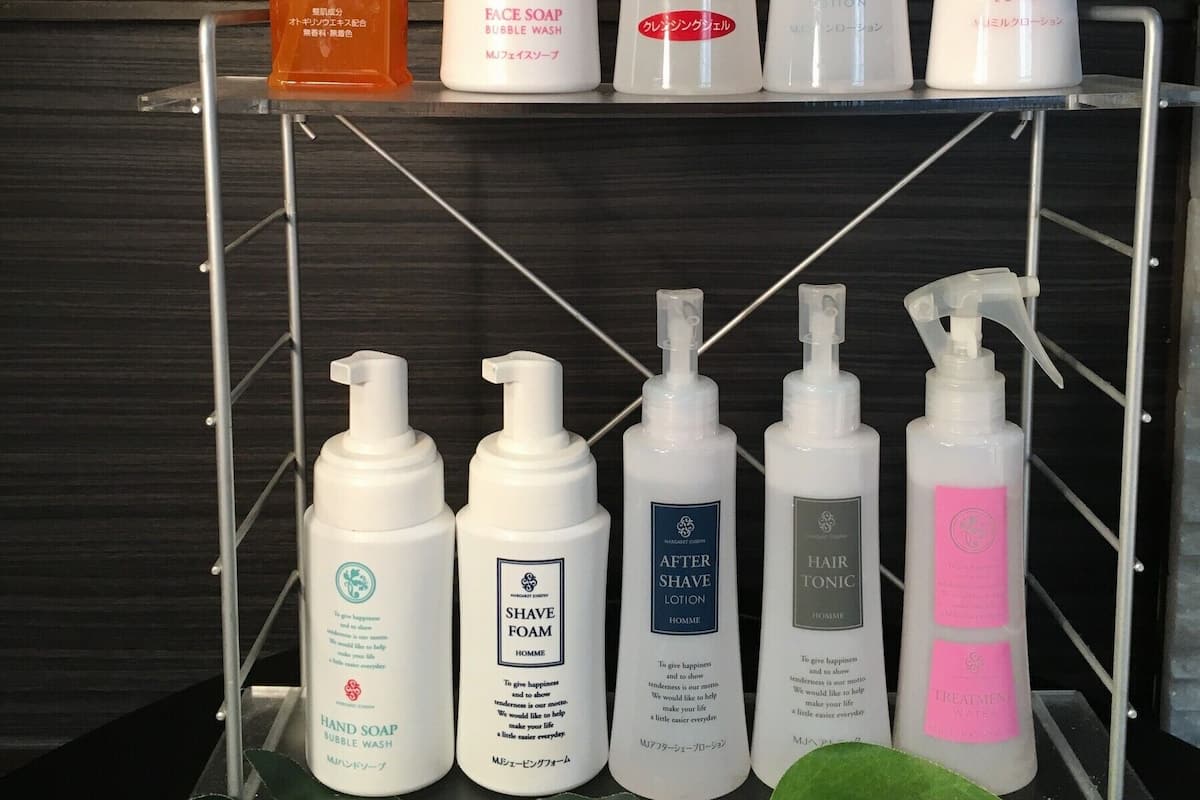 separate bathtub and shower, free toiletries, hair dryer, slippers