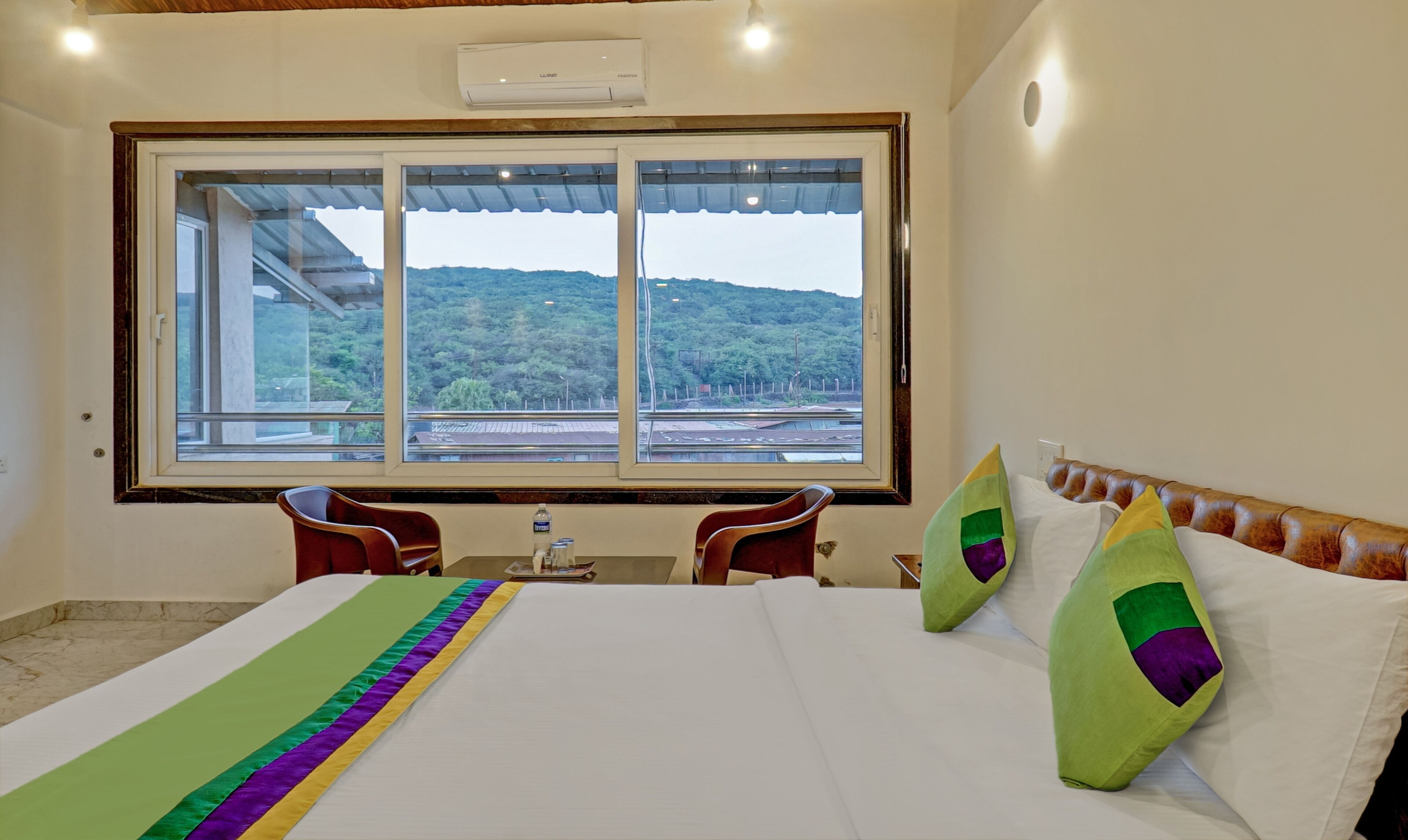 Premium Duplex room with mountain view | أغطية فراش متميزة ومكتب وتجهيزات عازلة للصوت وواي فاي مجانًا