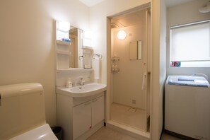 Yukon 4 | Bathroom | Free toiletries, hair dryer, electronic bidet, towels - Yukon (Kutchan)