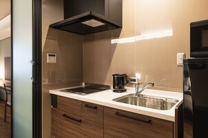 Refrigerador con freezer, microondas, placa de cocina