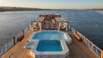 Piscine extérieure, piscine sur le toit, parasols de plage