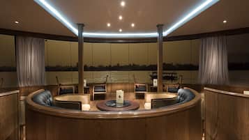 Bar (trong khuôn viên)