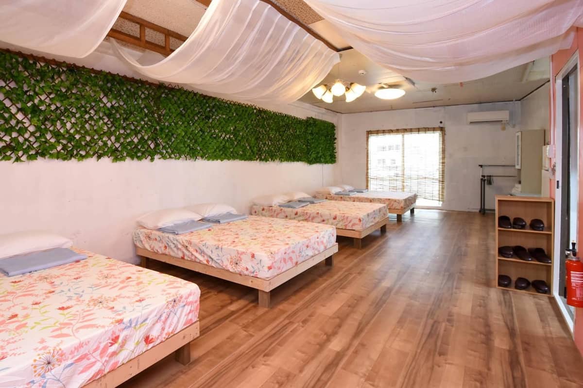 B Room | Memory foam beds, desk, laptop workspace, blackout drapes