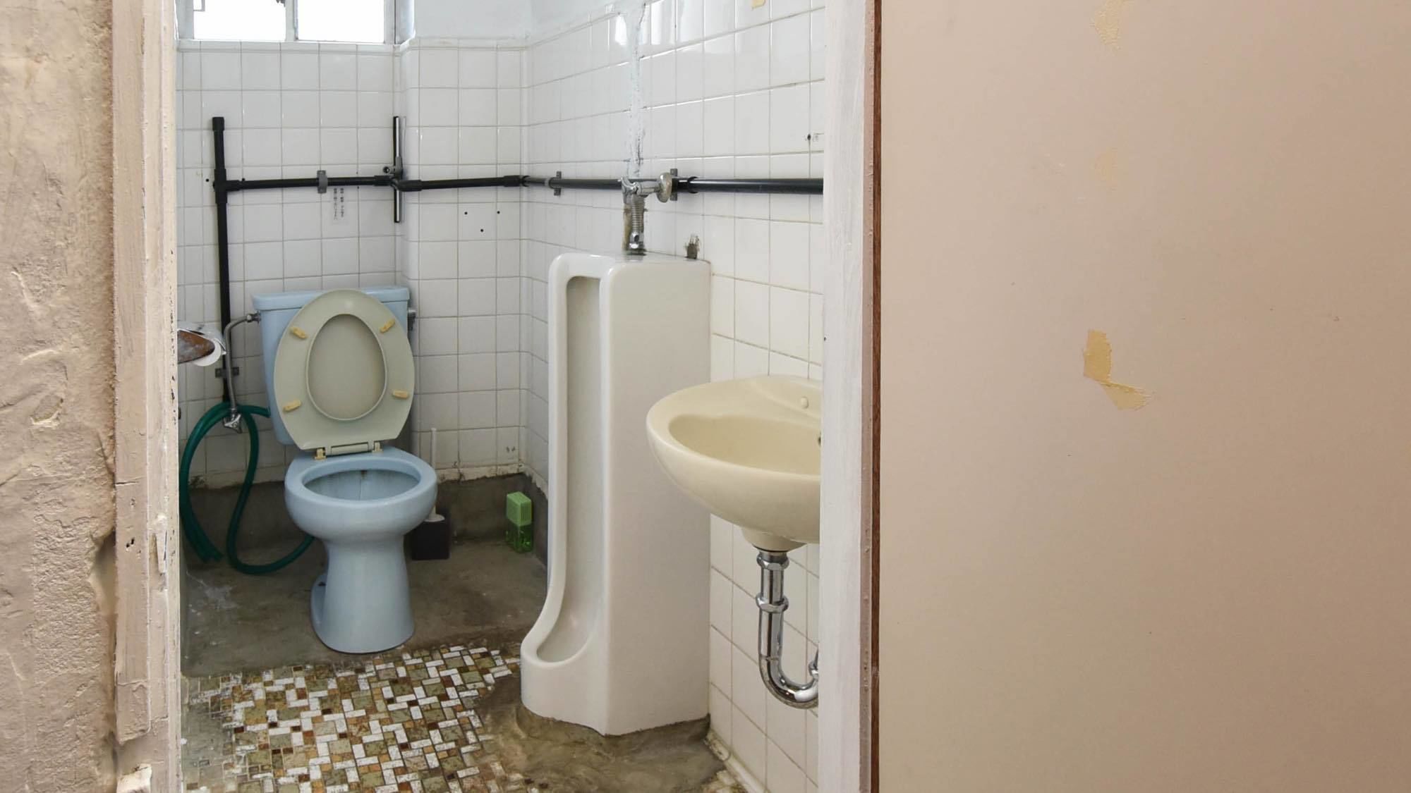 Un baño con inodoro, bidé y lavamanos.