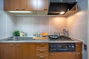 2 Bedroom Apartment 303,405,505,703,903 | Private kitchen | Fridge, microwave, stovetop, electric kettle - Grandouce Matsuyamachi (Osaka)