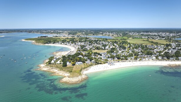 An aerial view of a coastal town with a beach, clear waters, and residential areas. - Bleue Océane by Interhome (Carnac)