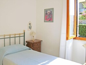 4 bedrooms, iron/ironing board, WiFi