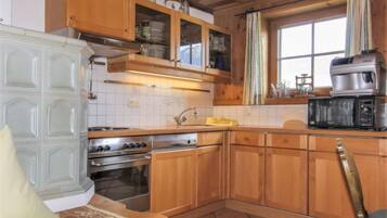 Kühlschrank, Mikrowelle, Ofen, Geschirrspüler