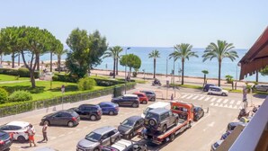A coastal road with parked cars and a tow truck. - La Pinède by Interhome (Cagnes-sur-Mer)