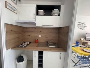 Kühlschrank, Mikrowelle, Kochgeschirr/Geschirr/Besteck