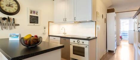 ثلاجة، ميكروويف، فرن، غسالة أطباق