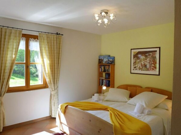1 bedroom, desk, internet