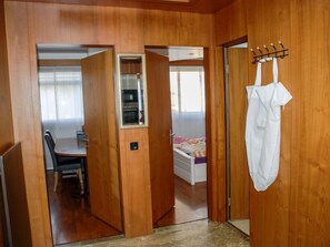 2 bedrooms, iron/ironing board, WiFi