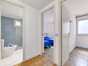 Une chambre d’hôtel avec une salle de bain, un lit et une fenêtre.