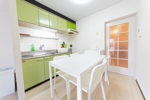 Apartamento, 2 quartos (Up to 10 People) | Cozinha privada | Geladeira, micro-ondas, cooktop, chaleira elétrica