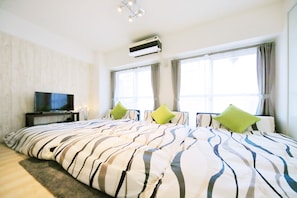 Desk, laptop workspace, blackout curtains, free WiFi - Grandouce Nipponbashi-Higashi III (Osaka)