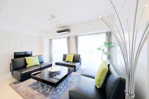 Living room - Grandouce Nipponbashi-Higashi III (Osaka)