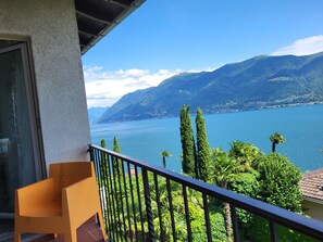 Een balkon met uitzicht op een meer en bergen.