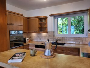 Kühlschrank, Mikrowelle, Ofen, Geschirrspüler