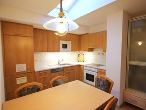 Kühlschrank, Mikrowelle, Ofen, Geschirrspüler