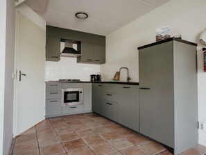 Køleskab, mikrobølgeovn, opvaskemaskine, køkkentøj/tallerkener/redskaber