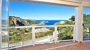 A balcony with a view of a coastal landscape, including cliffs and the sea. - Balcon Al Mar by Interhome (Jávea)