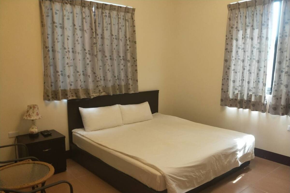 Double Room (203) | Free WiFi, bed sheets