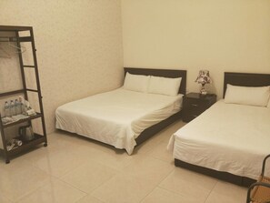 Quadruple Room (101) | Free WiFi, bed sheets