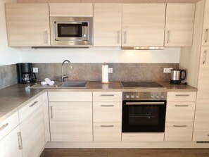 Kühlschrank, Ofen, Geschirrspüler, Kochgeschirr/Geschirr/Besteck