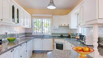 Réfrigérateur, micro-ondes, four, lave-vaisselle