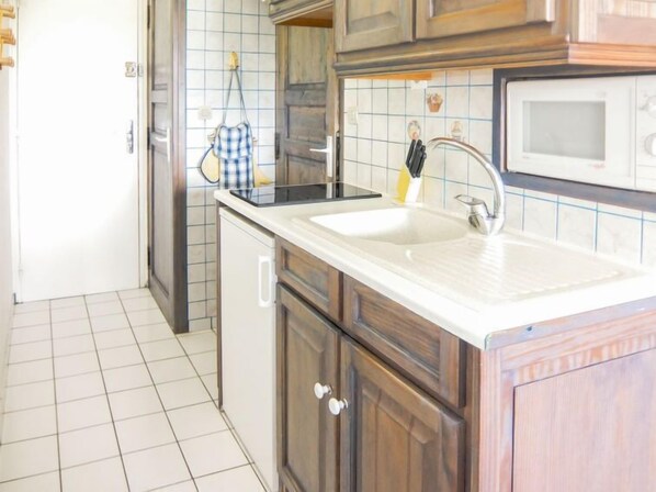 Réfrigérateur, micro-ondes, four