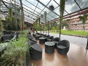 Aamiainen, lounas ja illallinen; paikallinen keittiö