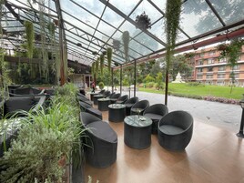 朝食、ランチ、ディナーに営業 (郷土料理)