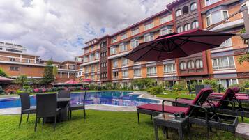 Una piscina al aire libre