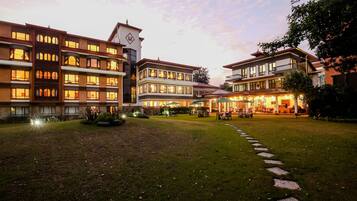 Fachada de la propiedad por la tarde o noche