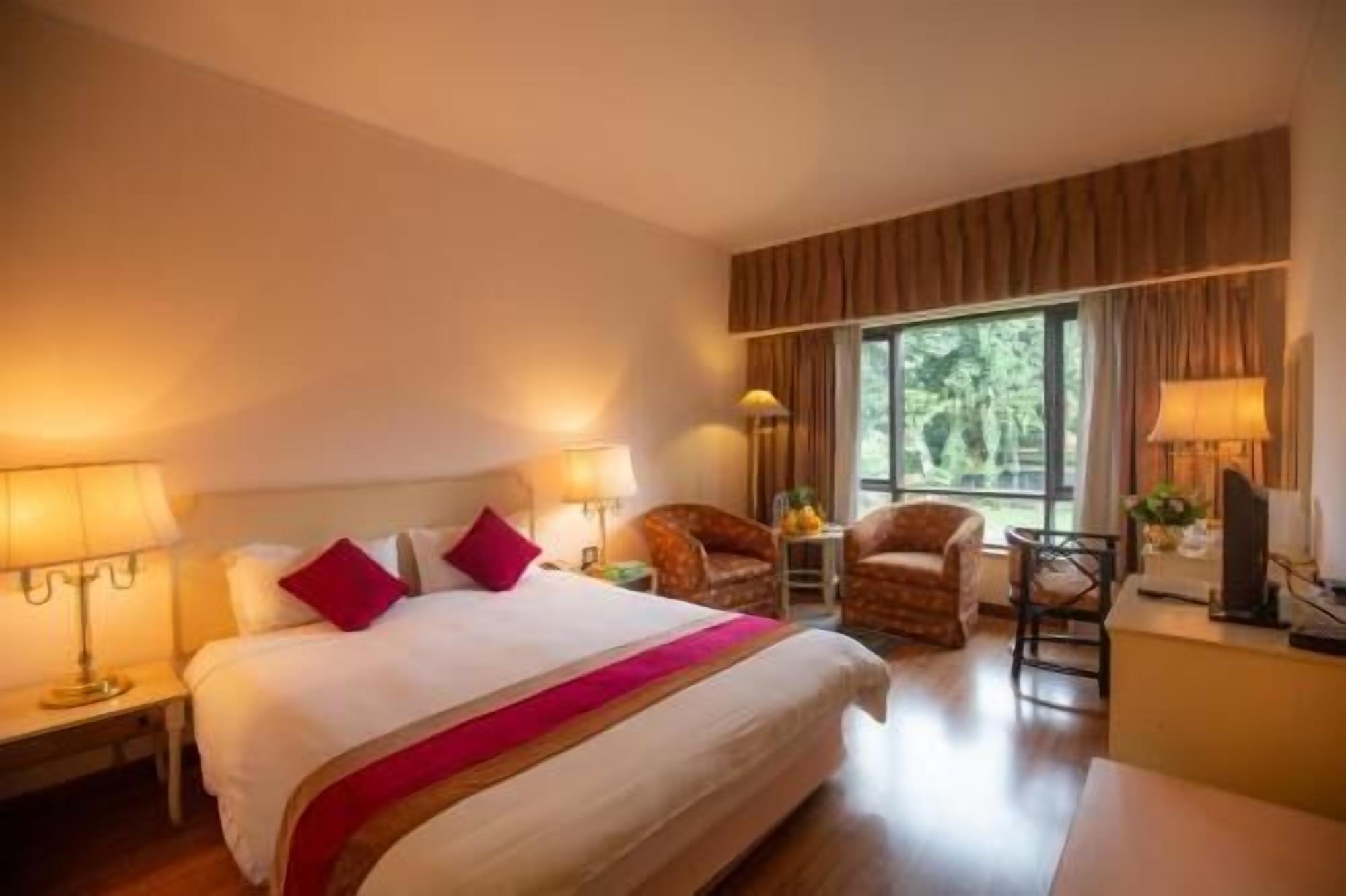 Premium bedding, pillow-top beds, minibar, in-room safe