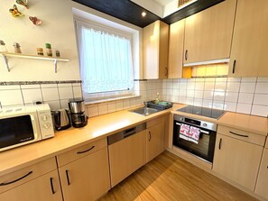 Kühlschrank, Mikrowelle, Ofen, Geschirrspüler