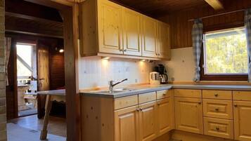 Kühlschrank, Kochgeschirr/Geschirr/Besteck, Esstisch