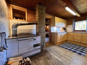 Kühlschrank, Kochgeschirr/Geschirr/Besteck, Esstisch