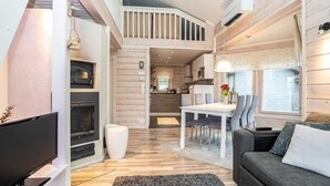 Et moderne interiør med opholdsstue, spiseområde og køkken.
