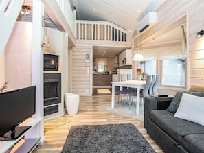 En modern inredning med matplats, kök och vardagsrum.
