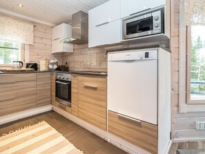 Refrigerador, microondas, lavavajillas, utensilios de cocina